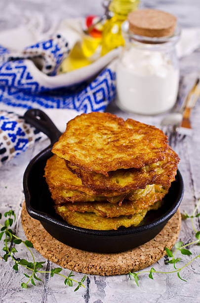 panquecas tradicionais de batata - roesti - fotografias e filmes do acervo