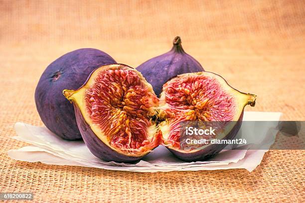 3 Ripe Figs Three Ripe Figs Onjute Background Stock Photo - Download Image Now ...