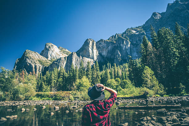 young woman hiking in majestic landscape - american holiday imagens e fotografias de stock