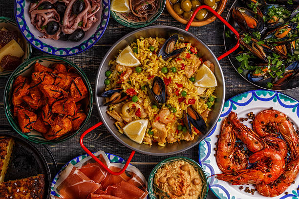 tipico concetto di tapas spagnole, vista dall'alto. - iberico foto e immagini stock