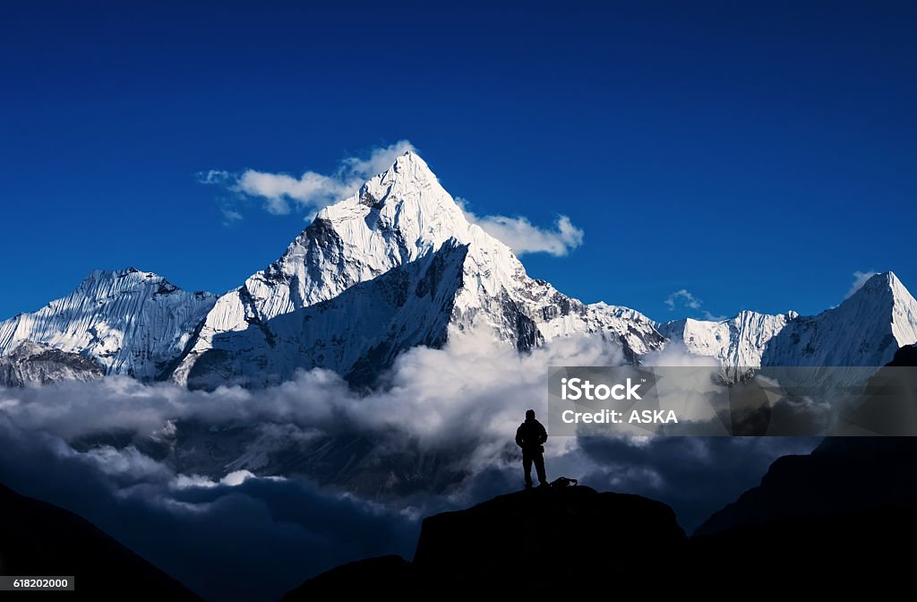 Homme silhouette de randonnée dans le mont Everest,Himalayan - Photo de Mont Everest libre de droits