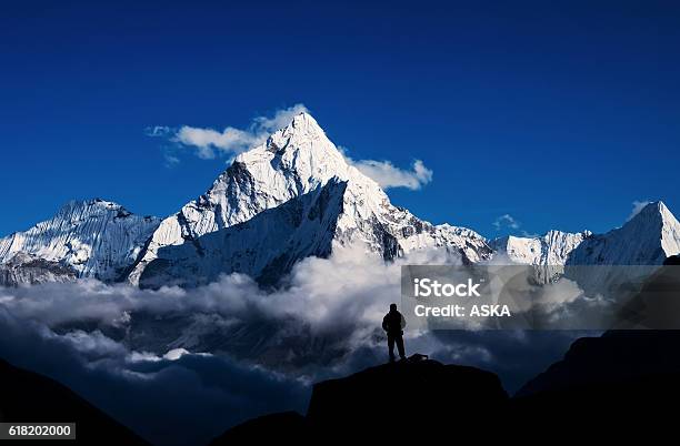 Photo libre de droit de Homme Silhouette De Randonnée Dans Le Mont Everesthimalayan banque d'images et plus d'images libres de droit de Mont Everest