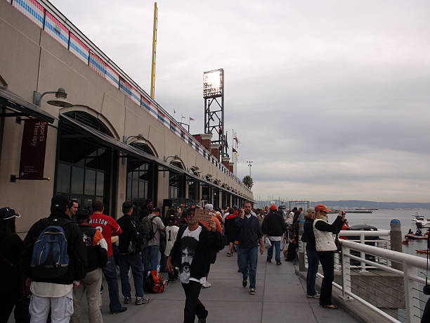 fãs dos giants fazem fila para entrar em seção gratuita - number 1 sports uniform number baseball - fotografias e filmes do acervo