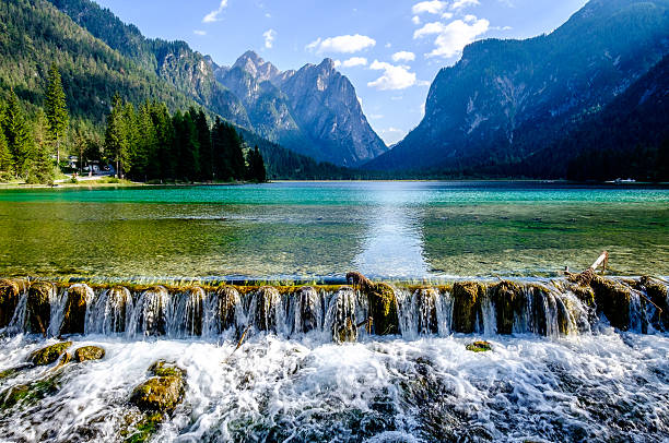 Lago Dobbiaco - toblacher ver - foto de stock