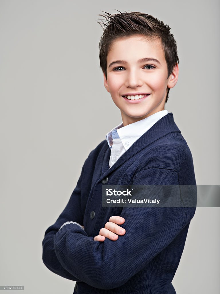 Heureux joli adolescent posant au studio - Photo de Petits garçons libre de droits