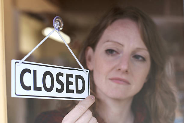 propietario de una tienda de giro señal de cerrado de compras de emergencia - going out of business closed business closed for business fotografías e imágenes de stock