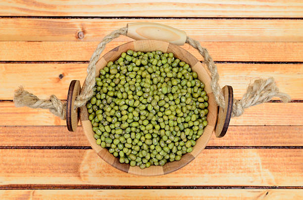 mungbohnen auf dem tisch - green bean bean green bucket stock-fotos und bilder