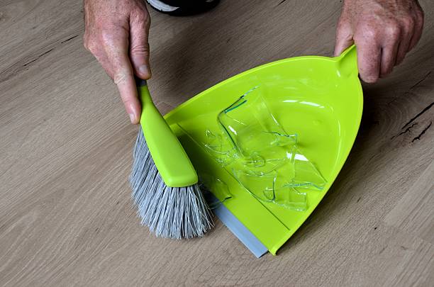 sweep broken tee glass into dustpan - broken glass green shattered glass imagens e fotografias de stock