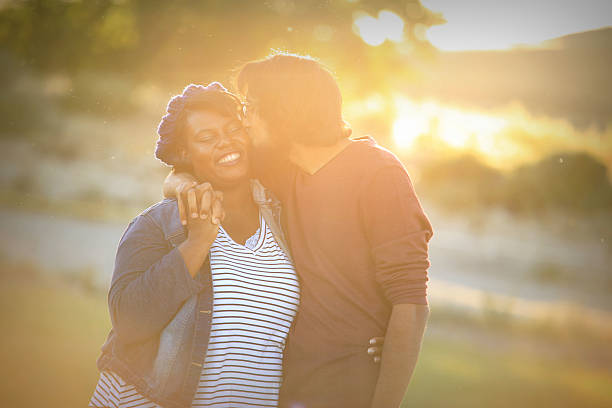 coppia di razza mista cute kissing a suset - couple black american culture kissing foto e immagini stock