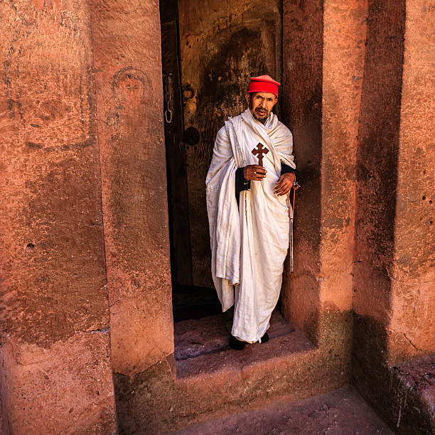 sacerdote católico de la iglesia de san jorge, lalibela. etiopía,áfrica - saint giorgis fotografías e imágenes de stock