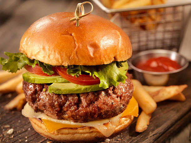 hamburguesa con queso de aguacate con una cesta de papas fritas - hamburger burger symmetry cheeseburger fotografías e imágenes de stock