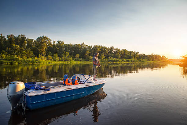 uomo maturo su un motoscafo. la pesca. - speedboat leisure activity relaxation recreational boat foto e immagini stock