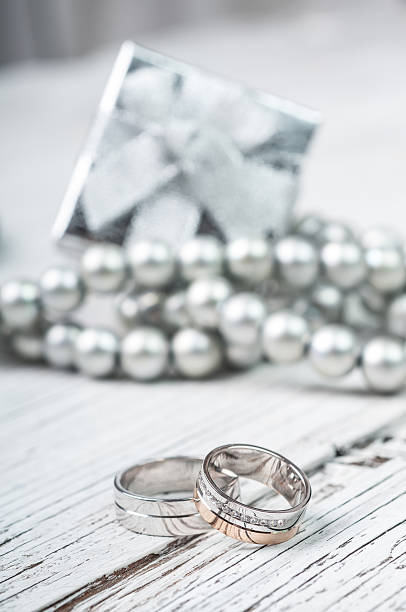 fedi nuziali, confezione regalo in argento e perle - jewelry ring luxury wedding foto e immagini stock