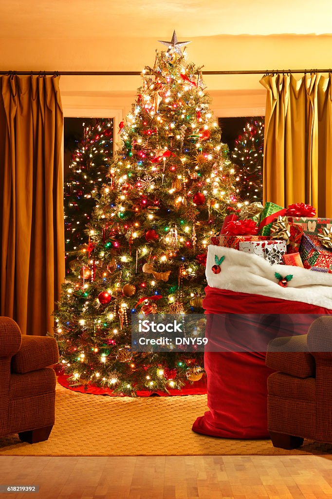 Foto de Bolsa Do Papai Noel Cheia De Presentes Em Frente À Árvore De Natal e mais fotos de stock de Bola de Árvore de Natal - iStock Foto de Bolsa Do Papai Noel Cheia De Presentes Em Frente À Árvore De Natal e mais fotos de stock de Bola de Árvore de Natal - iStock