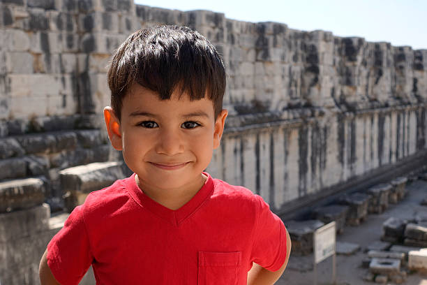 retrato de niño sonriente en el templo de apolo. - 1408 fotografías e imágenes de stock