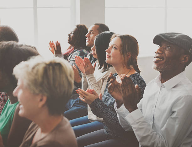 público aplaude palmas happines apreço conceito de formação - training business seminar clapping imagens e fotografias de stock