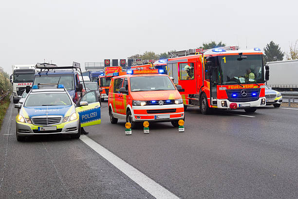 немецкий аварийно-спасательных службы автомобили стоит на автостраде a2 - traffic jam flash стоковые фото и изображения