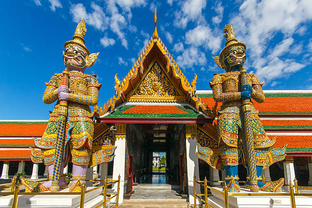 demonio guardian de wat phra kaew gran palacio de bangkok  - demon statue ancient architecture fotografías e imágenes de stock