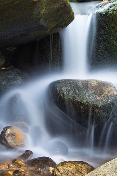 gros plan de l’eau soyeuse à salroc falls, new hampshire. - rapid appalachian mountains autumn water photos et images de collection