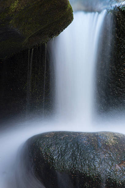 close-up de água sedosa em salroc falls, new hampshire. - rapid appalachian mountains autumn water - fotografias e filmes do acervo