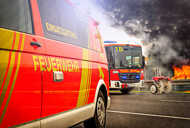 los camiones alemanes de extinción de incendios se alzan sobre un incendio - natural disaster fire office fire department fotografías e imágenes de stock