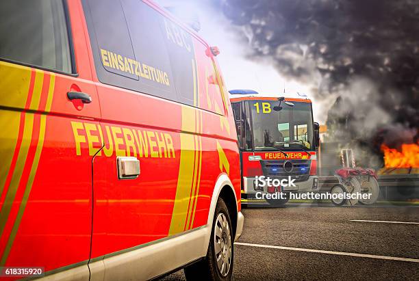 Photo libre de droit de Des Camions Allemands De Lutte Contre Les Incendies Se Trouvent Sur Un Feu banque d'images et plus d'images libres de droit de Camion de pompiers