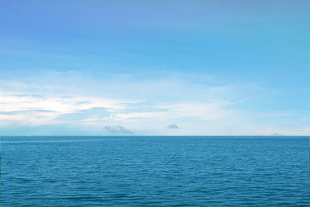 mare blu, sfondo oceano - orizzonte su terra foto e immagini stock