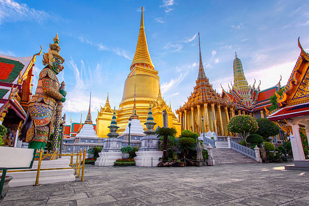 wat phra kaew alter tempel in bangkok thailand - wat stock-fotos und bilder