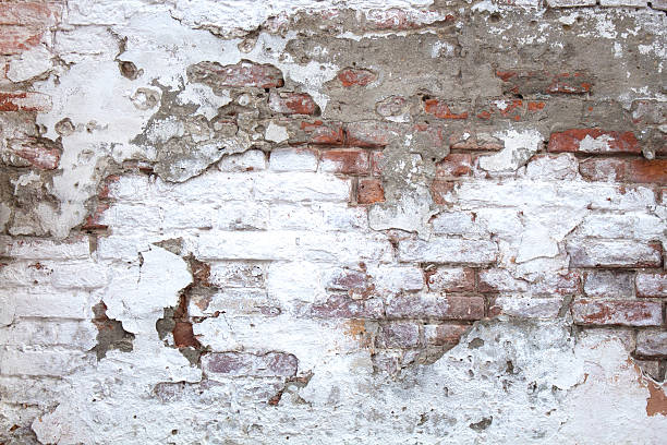 rozdrobniona, łuszcząca się biała farba na starej ceglanej ścianie. - beige nut cracked textured effect zdjęcia i obrazy z banku zdjęć