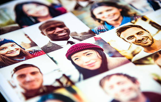 multiraciales dépense de visages imprimé - multiple exposure photos photos et images de collection