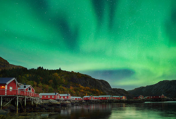 aurora en nusfjord village, lofoten, noruega - fishing village nordic countries fjord fotografías e imágenes de stock