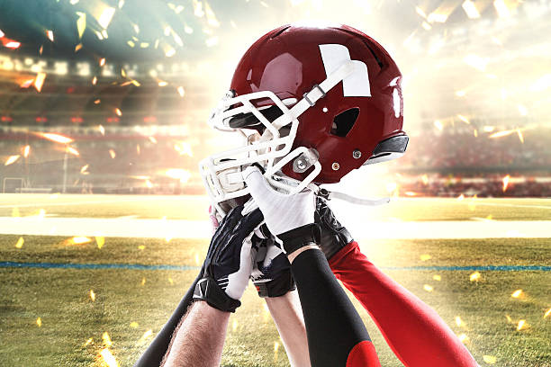 ręce futbol amerykański graczy z kaskiem na białym - football sports helmet american football football helmet zdjęcia i obrazy z banku zdjęć