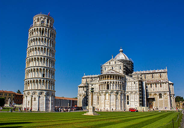 la torre de pisa en italia - leaning tower of pisa fotografías e imágenes de stock