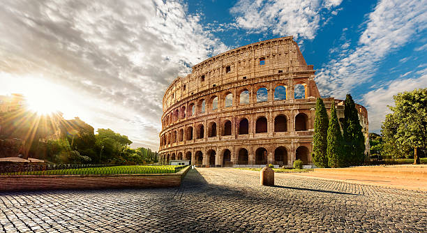colosseo di roma e sole mattutino, italia - colosseo foto e immagini stock