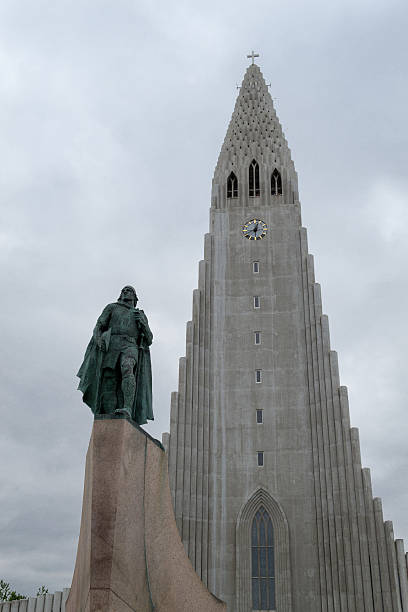 istock Iconic Lutheran Church in Reykjavik 618341676