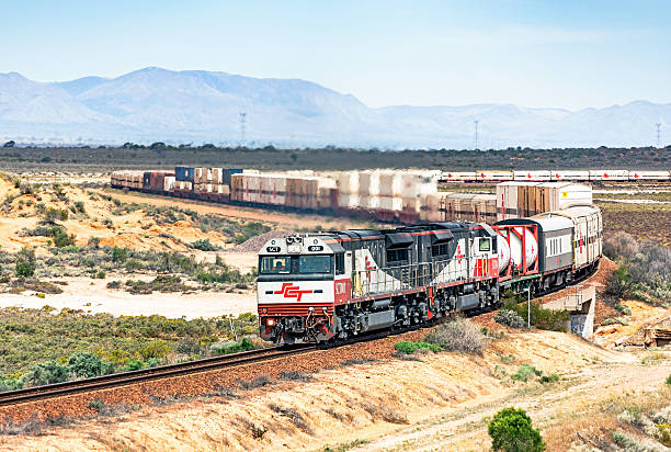 langer sct-güterzug in outback-landschaft - land vehicle rail freight locomotive australia stock-fotos und bilder