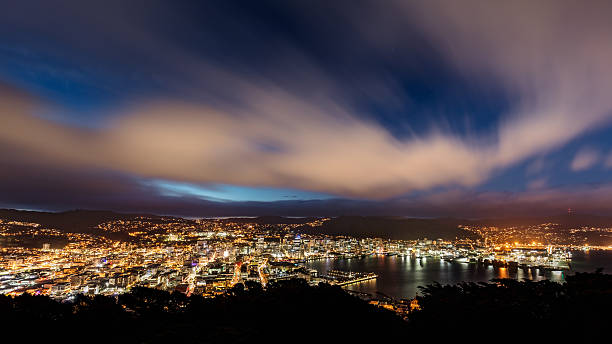 возду�шный вид веллингтон-сити новая зеландия ночью - wellington new zealand стоковые фото и изображения