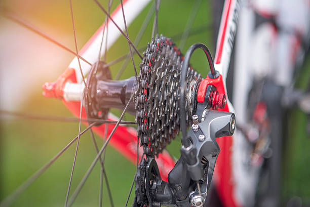타이어를 회전하는 클로즈업 자전거 체인 - bicycle gear bicycle cycling red 뉴스 사진 이미지