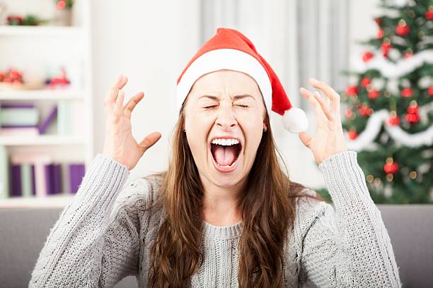 ragazza gridare a causa dello stress natalizio - holiday emotional stress christmas santa claus foto e immagini stock