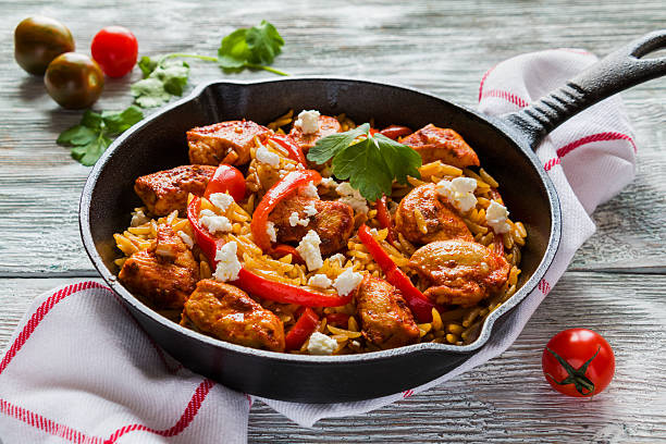 filete de pollo de una olla y pasta orzo con pimientos rojos - chopped green bell pepper pepper bell pepper fotografías e imágenes de stock