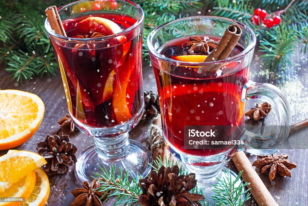 hot christmas mulled wine with snow, cinnamon sticks, anise, orange - Royalty-free Glühwein Stok görsel