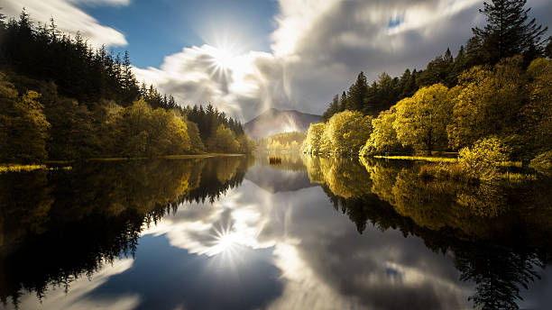 glencoe lochan z wyraźnym odbiciem jesienią - landscape uk scotland scenics zdjęcia i obrazy z banku zdjęć