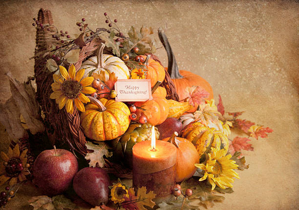 день благодарения корнукопия рог изобилия на текстурированный фон - fire thanksgiving leaf burning стоковые фото и изображения