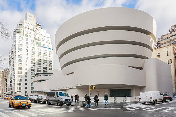 das solomon r. guggenheim museum für moderne und zeitgenössische kunst. - entertainment center fotos stock-fotos und bilder