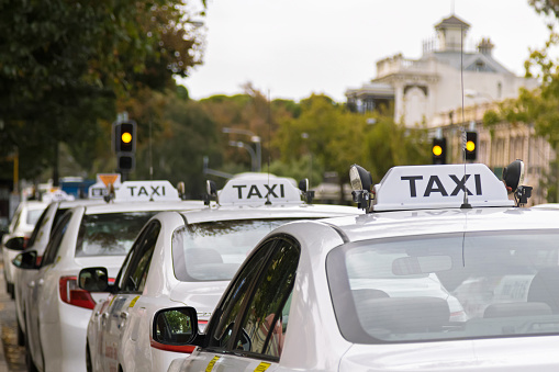 Coches de taxi blancos aparcando a lo largo del sendero en Adelaida, Australia photo