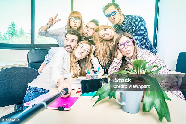 Grupo De Estudiantes Felices Empleados Trabajadores Tomando Selfie En El Trabajo Foto de stock y más banco de imágenes de Humor