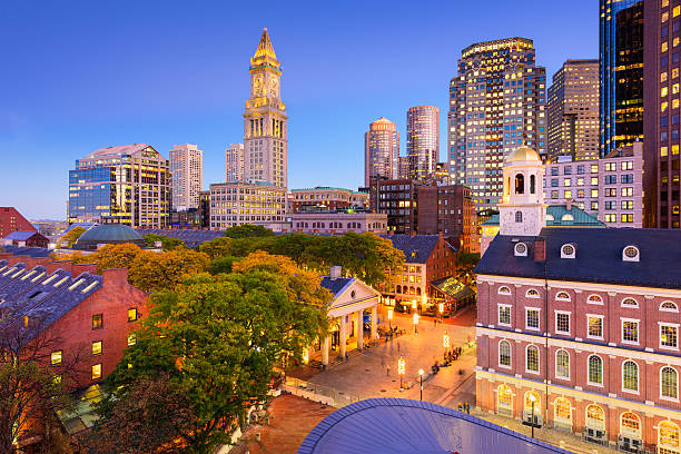 estação do centro da cidade de boston vista da cidade - boston skyline night city imagens e fotografias de stock