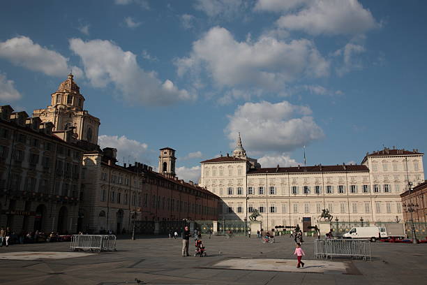piazza castello mit palazzo reale (königspalast) in turin, italien - palazzo reale turin stock-fotos und bilder