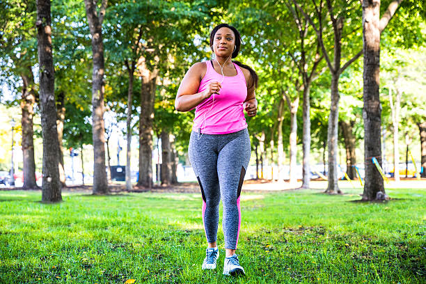 attività di fitness all'aperto in città - chicago - usa - young adult women african descent 30s foto e immagini stock