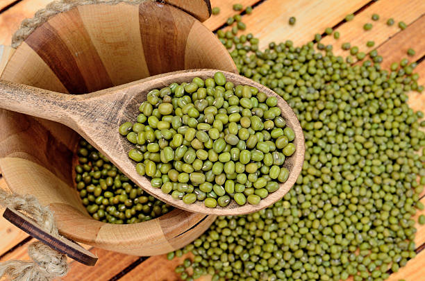 fagioli mung sul tavolo - green bean bean green bucket foto e immagini stock